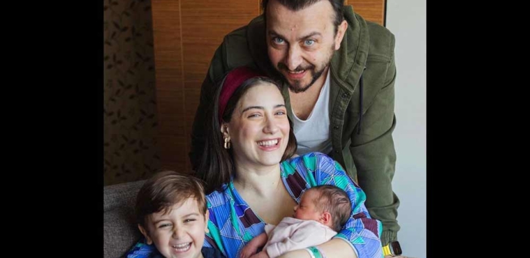 İkinci-kez-anne-olan-Hazal-Kaya’dan-4-kişilik-aile-pozu--“Kapkaranlık-günlerde-bize-umut-ışığı-gibi-gelen…”