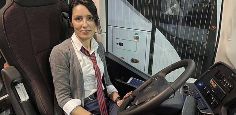 'Kadınlar neden şoförlük yapıyor?" eleştirlerine rağmen hosteslik yaptığı şehirlerarası otobüsün kaptanı oldu 1 'Kadınlar-neden-şoförlük-yapıyor-'-eleştirlerine-rağmen-hosteslik-yaptığı-şehirlerarası-otobüsün-kaptanı-oldu