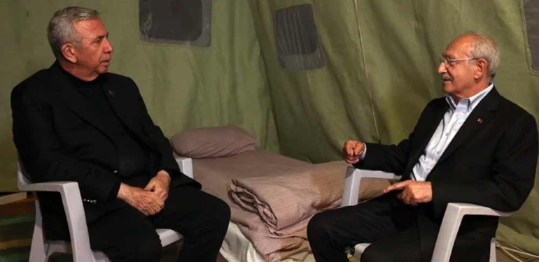 Kemal Kılıçdaroğlu deprem çadırında sabahladı 6 Kemal-Kılıçdaroğlu-deprem-çadırında-sabahladı-