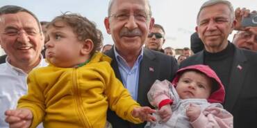 Kemal-Kılıçdaroğlu,-depremzede-çocuklar-ile-buluştu--“Ben-bu-çocukların-dedesiyim”