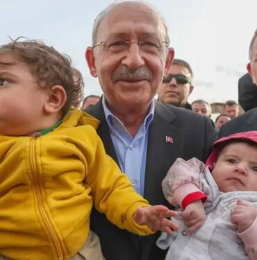 Kemal Kılıçdaroğlu, depremzede çocuklar ile buluştu: “Ben bu çocukların dedesiyim” 7 Kemal-Kılıçdaroğlu,-depremzede-çocuklar-ile-buluştu--“Ben-bu-çocukların-dedesiyim”