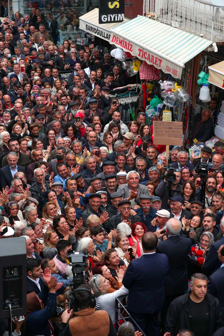 Kılıçdaroğlu'nu dinleyenlerin fotoğrafı sosyal medyada gündem oldu: 'İnsanların yüzleri gülümsüyor...'