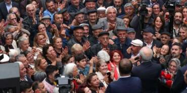Kılıçdaroğlu'nu-dinleyenlerin-fotoğrafı-sosyal-medyada-gündem-oldu--'İnsanlar-yüzleri-gülümsüyor...'
