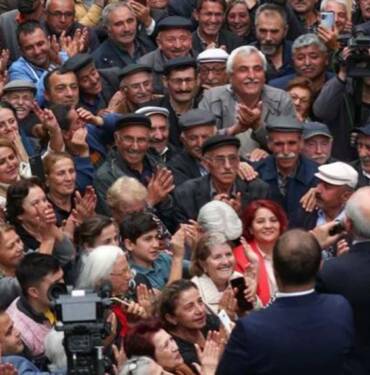 Kılıçdaroğlu'nu dinleyenlerin fotoğrafı sosyal medyada gündem oldu: 'İnsanların yüzleri gülümsüyor...' 7 Kılıçdaroğlu'nu-dinleyenlerin-fotoğrafı-sosyal-medyada-gündem-oldu--'İnsanlar-yüzleri-gülümsüyor...'