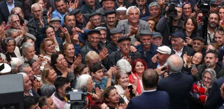 Kılıçdaroğlu’nu dinleyenlerin fotoğrafı sosyal medyada gündem oldu: ‘İnsanların yüzleri gülümsüyor…’