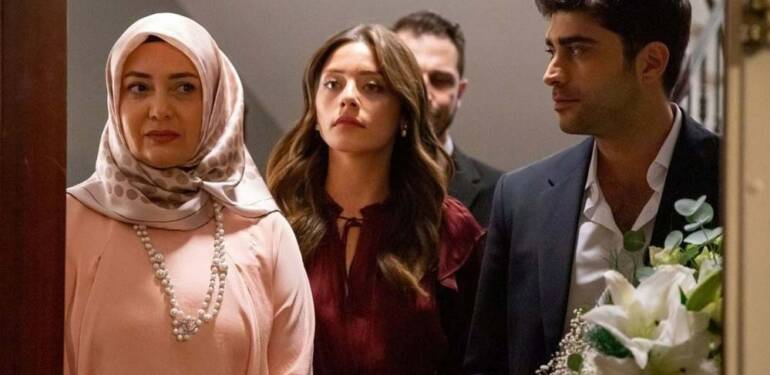 Kızılcık Şerbeti dizisindeki ‘alkollü kolonya’ sahnesi sosyal medyada gündem oldu