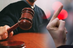 Mahkemeden emsal karar: 'Orta parmak göstermek' anayasal haktır 8 Mahkemeden-emsal-karar--'Orta-parmak-göstermek'-anayasal-haktır