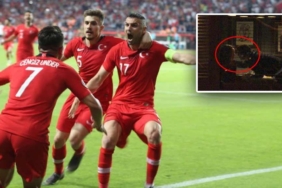 Milli-futbolcu-Dorukhan-Toköz-cesur-pozlarıyla-tanınan-fenomenle-öpüşürken-görüntülendi!