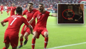 Milli futbolcu Dorukhan Toköz cesur pozlarıyla tanınan fenomenle öpüşürken görüntülendi!