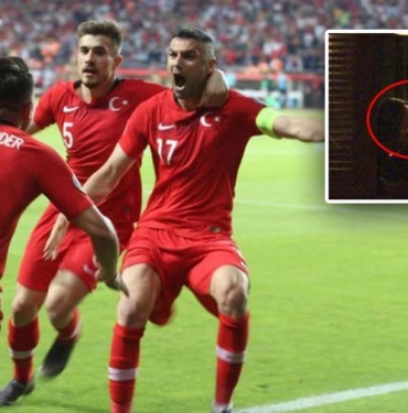 Milli futbolcu Dorukhan Toköz cesur pozlarıyla tanınan fenomenle öpüşürken görüntülendi! 10 Milli-futbolcu-Dorukhan-Toköz-cesur-pozlarıyla-tanınan-fenomenle-öpüşürken-görüntülendi!
