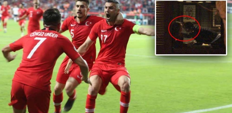Milli futbolcu Dorukhan Toköz cesur pozlarıyla tanınan fenomenle öpüşürken görüntülendi! 1 Milli-futbolcu-Dorukhan-Toköz-cesur-pozlarıyla-tanınan-fenomenle-öpüşürken-görüntülendi!