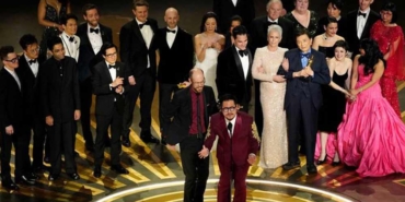 Oscar-Ödülleri-sahiplerini-buldu--Everything-Everywhere-All-at-Once-filmi-7-dalda-Oscar'a-uzandı