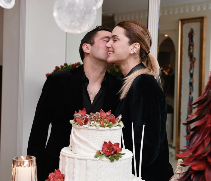 Sabancı ailesine torun geliyor: Hacı Sabancı'nın hamile eşi Nazlı Sabancı'nın elbisesinin fiyatı dudak uçuklattı! “Yazık o kadar para verilir mi?”