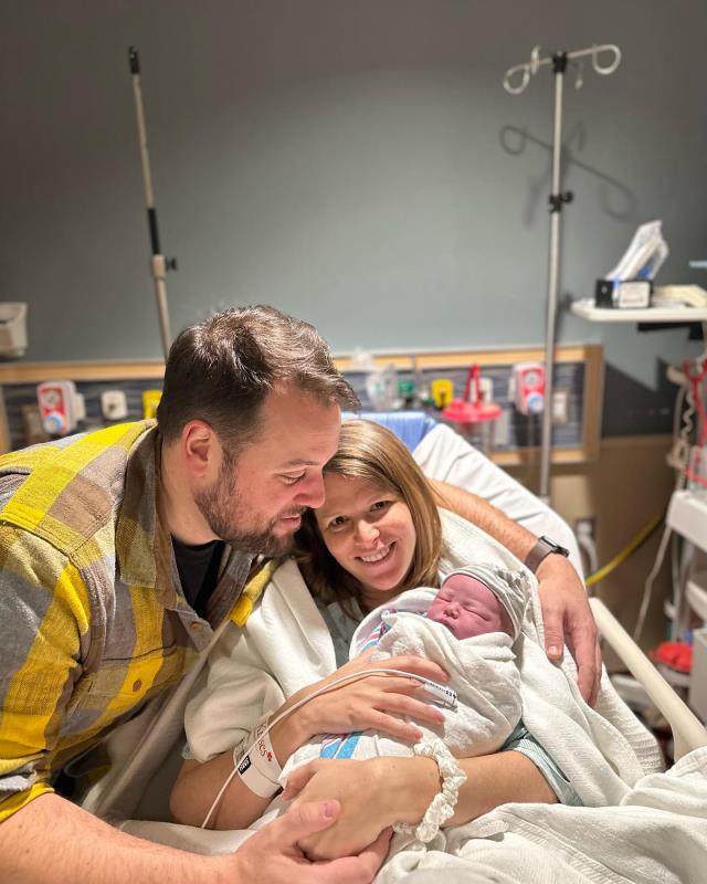 Ünlü haber spikeri Kasie Hunt hastaneye yetişemeyince, bebeğini banyoda dünyaya getirdi