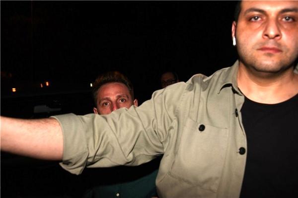 Uraz Kaygılaroğlu’nun olaylı gecesi! Korumaları muhabirlerin üzerine yürüdü