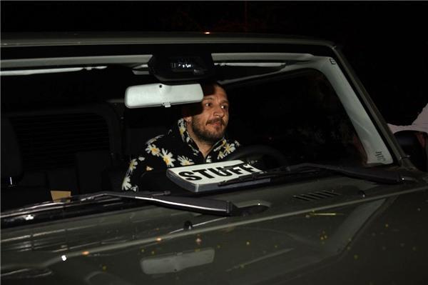 Uraz Kaygılaroğlu’nun olaylı gecesi! Korumaları muhabirlerin üzerine yürüdü