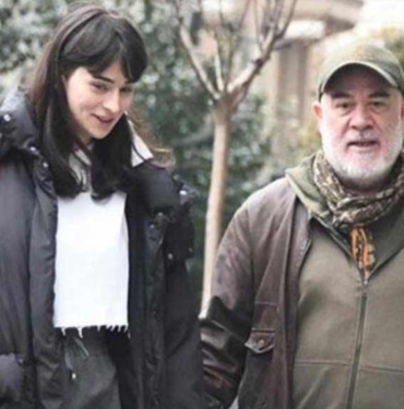 12 yıllık eşinden boşanan Güven Kıraç, genç sevgilisiyle görüntülendi: Tut elimi bir şey olmaz, bırak çeksinler 4 12-yıllık-eşinden-boşanan-Güven-Kıraç,-genç-sevgilisiyle-görüntülendi--Tut-elimi-bir-şey-olmaz,-bırak-çeksinler