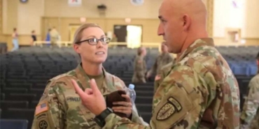 ABD-ordusunda-erkek-askerleri-'zorla-öpen'-kadın-komutan-hakkında-soruşturma-başlatıldı-