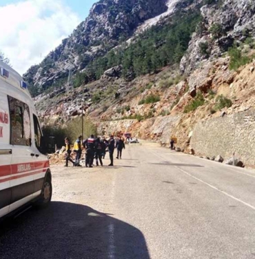 Adana'da üzerine kaya devrilen otomobildeki 4 öğretmen hayatını kaybetti 9 Adana'da-üzerine-kaya-devrilen-otomobildeki-4-öğretmen-hayatını-kaybetti-