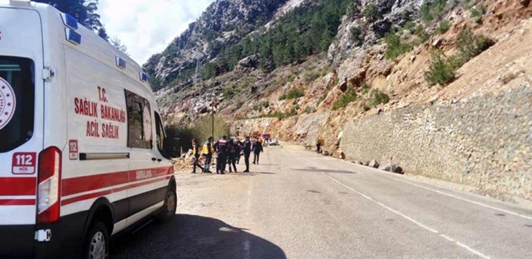 Adana'da üzerine kaya devrilen otomobildeki 4 öğretmen hayatını kaybetti 1 Adana'da-üzerine-kaya-devrilen-otomobildeki-4-öğretmen-hayatını-kaybetti-