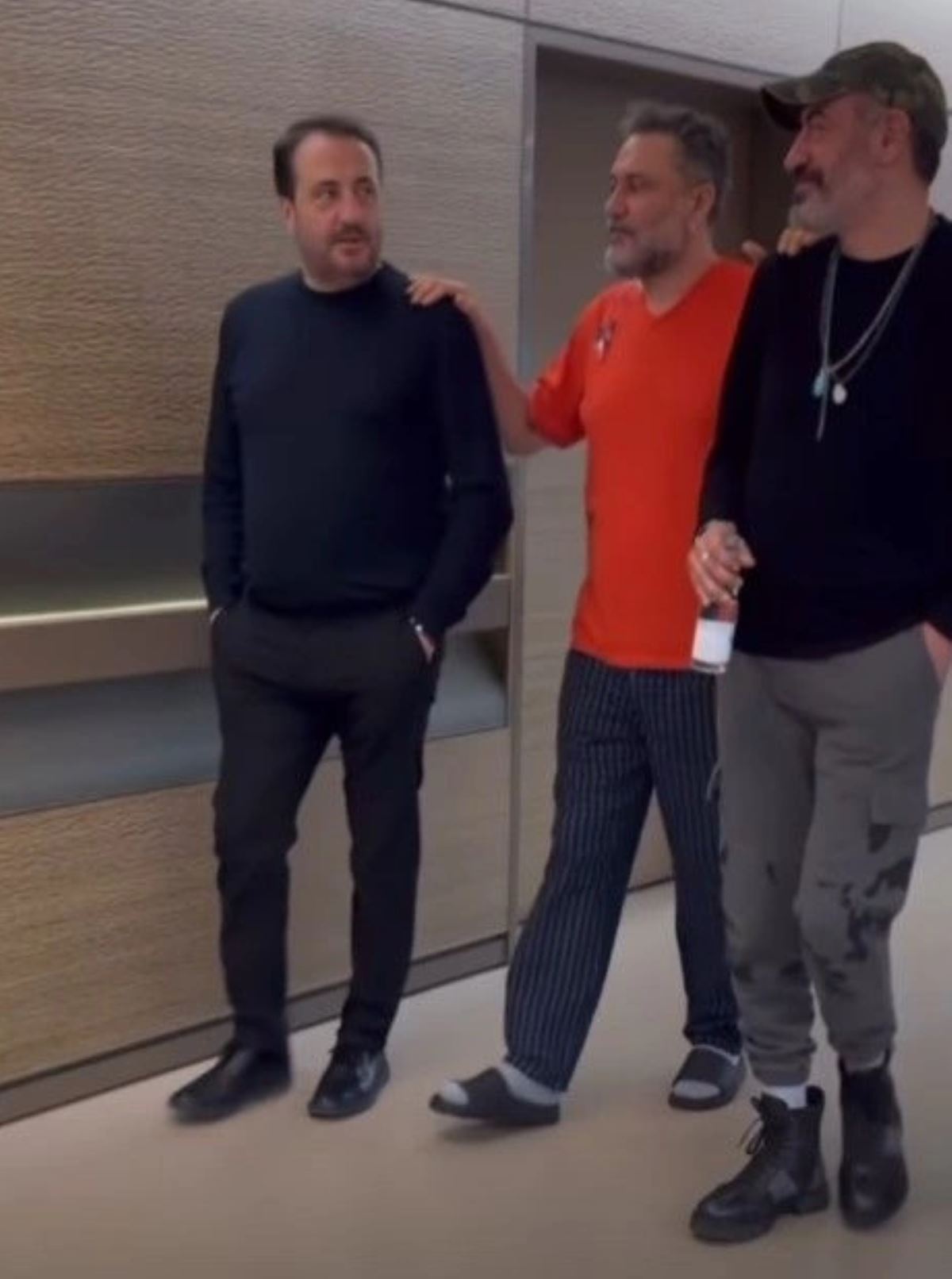 Bağırsağından 11 santim alınmıştı: Kansere yakalanan Hüsnü Şenlendirici’nin hastanedeki görüntüsü ortaya çıktı 5 Bağırsağından 11 santim alınmıştı: Kansere yakalanan Hüsnü Şenlendirici’nin hastanedeki görüntüsü ortaya çıktı