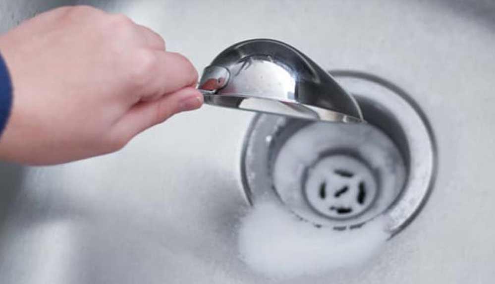 Banyo-ve-mutfak-giderlerinden-gelen-kötü-kokuya-son!-10-dakikada-söküp-atıyor…