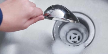 Banyo-ve-mutfak-giderlerinden-gelen-kötü-kokuya-son!-10-dakikada-söküp-atıyor…