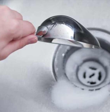 Banyo ve mutfak giderlerinden gelen kötü kokuya son! 10 dakikada söküp atıyor… 9 Banyo-ve-mutfak-giderlerinden-gelen-kötü-kokuya-son!-10-dakikada-söküp-atıyor…