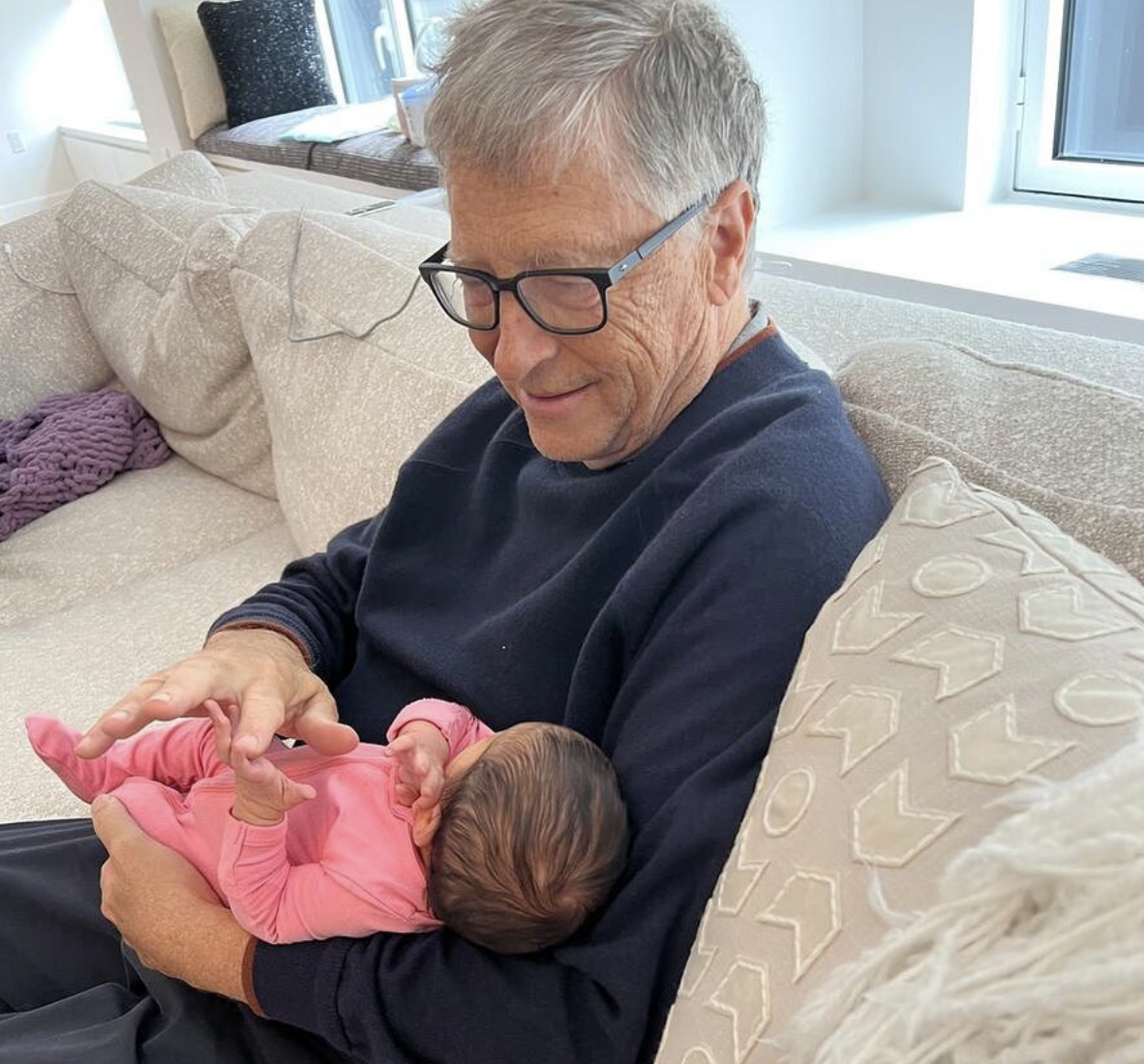 Bill Gates, torunuyla ilk fotoğrafını paylaştı