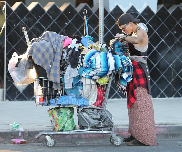 Bir zamanların ünlü mankeni Loni Willison artık sokakta yaşıyor! Marketin çöp kutusunda yiyecek ararken görüntülendi