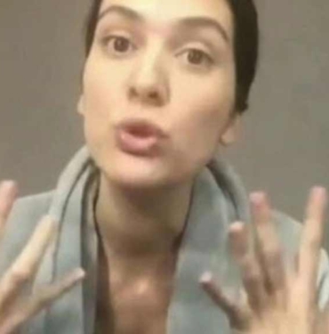 Depremzede çocuklar için yardım kampanyası başlatan Bergüzar Korel’den katılmayanlara sitem: “Zenginler peşinizdeyim…” 3 Depremzede çocuklar için yardım kampanyası başlatan Bergüzar Korel’den katılmayanlara sitem- “Zenginler peşinizdeyim…”