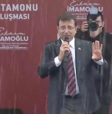 Dilek İmamoğlu'nun endişeli anları: Yoğun dolu yağışı altında konuşan eşi Ekrem İmamoğlu’nu böyle takip etti 7 Dilek-İmamoğlu'nun-endişeli-anları--Eşi-Ekrem-İmamoğlu’nu-böyle-takip-etti