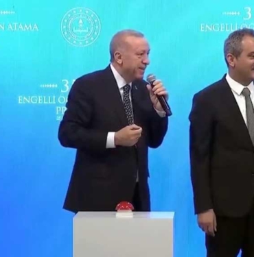 Engelli öğretmen atama töreninde Erdoğan’dan skandal sözler: Ama sen pek engelliye benzemiyorsun 2 Engelli-öğretmen-atama-töreninde-Erdoğan’dan-skandal-sözler--Ama-sen-pek-engelliye-benzemiyorsun