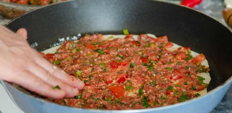 Evde-lahmacun-yapmak-mümkün!-İşte-taş-fırın-lezzetinde-tavada-lahmacun-tarifi