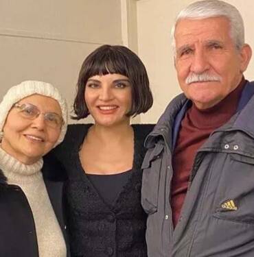 Göksel'den aile paylaşımı: "Anneciğim ve babacığım... Elli iki yıldır beraberler!" 10 Göksel'den-aile-paylaşımı--'Anneciğim-ve-babacığım...-Elli-iki-yıldır-beraberler!'