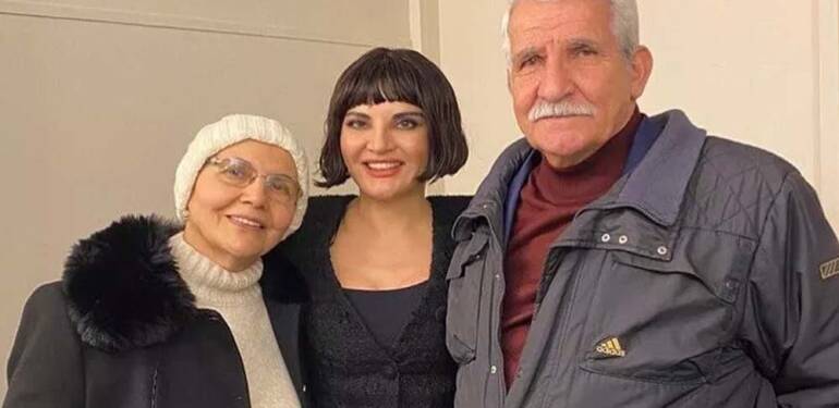 Göksel'den aile paylaşımı: "Anneciğim ve babacığım... Elli iki yıldır beraberler!" 1 Göksel'den-aile-paylaşımı--'Anneciğim-ve-babacığım...-Elli-iki-yıldır-beraberler!'
