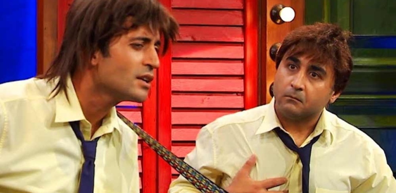 Güldür Güldür Show’un sevilen oyuncusu Berkay Tulumbacı şarkıcı sevgilisiyle nişanlandı 1 Güldür-Güldür-Show’un-sevilen-oyuncusu-Berkay-Tulumbacı-şarkıcı-sevgilisiyle-nişanlandı
