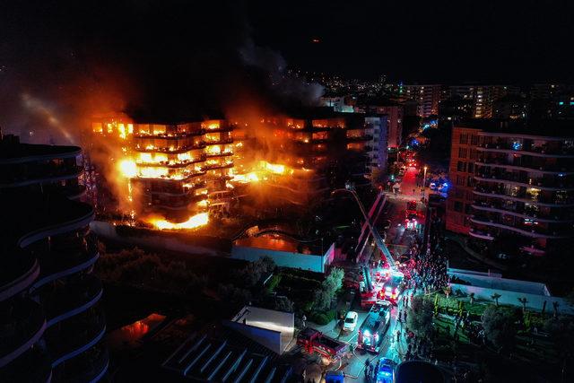 İzmir'de sitede çıkan yangın kontrol altına alındı: Felaketin boyutu gün ağarınca ortaya çıktı