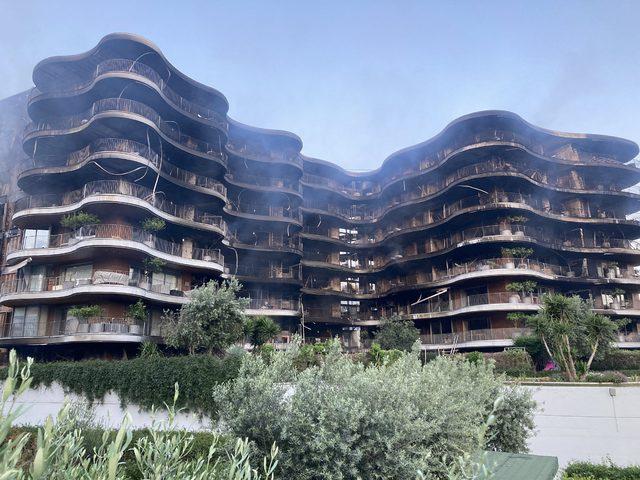 İzmir'de sitede çıkan yangın kontrol altına alındı: Felaketin boyutu gün ağarınca ortaya çıktı 4 İzmir'de sitede çıkan yangın kontrol altına alındı: Felaketin boyutu gün ağarınca ortaya çıktı