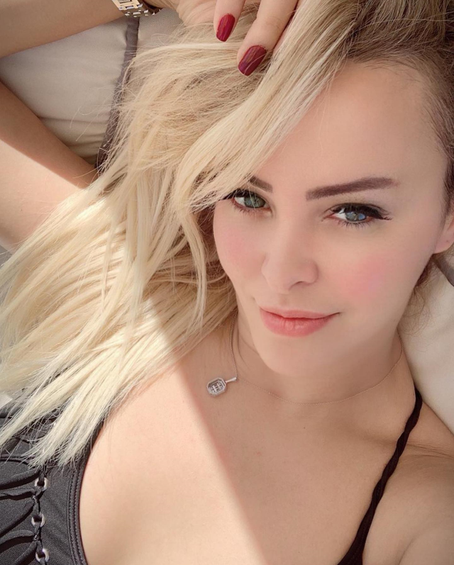 Kadir Doğulu’yla imam nikahı kıydığı iddia edilen Sezer Çakır sessizliğini bozdu 1 Kadir Doğulu’yla imam nikahı kıydığı iddia edilen Sezer Çakır sessizliğini bozdu