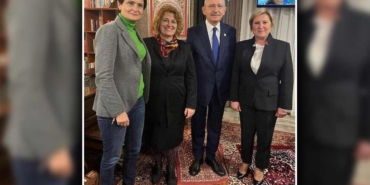 Kılıçdaroğlu'nun-ayakkabı-ile-seccade-üzerinde-verdiği-poz-tepki-çekti,-CHP’den-açıklama-geldi