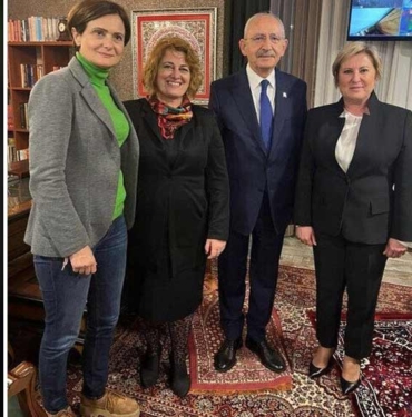 Kılıçdaroğlu'nun ayakkabı ile seccade üzerinde verdiği poz tepki çekti, CHP’den açıklama geldi 4 Kılıçdaroğlu'nun-ayakkabı-ile-seccade-üzerinde-verdiği-poz-tepki-çekti,-CHP’den-açıklama-geldi