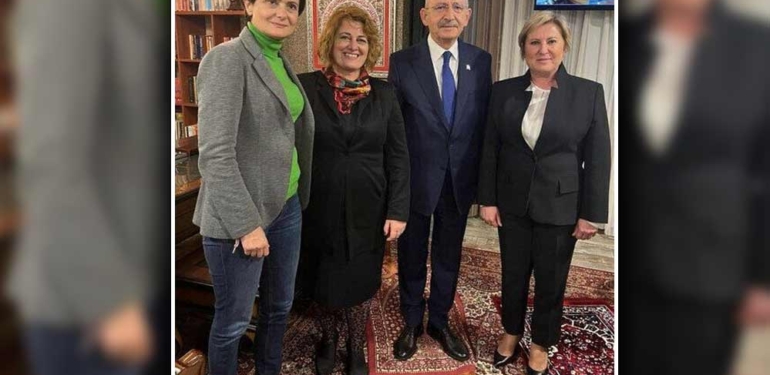 Son Dakika... Kemal Kılıçdaroğlu'ndan 'seccade' açıklaması! "Üzgünüm, seccadeyi göremediğim için çok üzgünüm" 6 Kılıçdaroğlu'nun-ayakkabı-ile-seccade-üzerinde-verdiği-poz-tepki-çekti,-CHP’den-açıklama-geldi