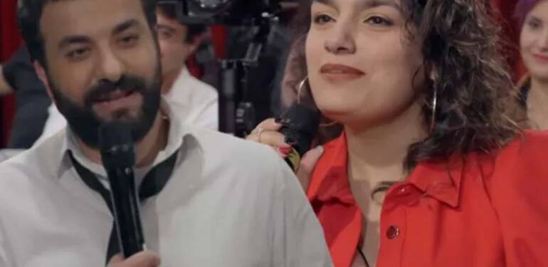 Konuğunun derin dekoltesini görünce dayanamayan Hasan Can Kaya: “Başkasının fantezisi olurum’ diyorsun…”