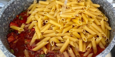 Makarnayı-suda-haşlamaya-son!-İşte-İtalyan-şeflerin-yaptığı-demleme-usulü-makarna-tarifi