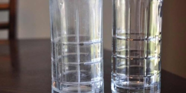 Matlaşan-bardaklara-kesin-çözüm!-Parıl-parıl-parlayan-bardaklar-için-bu-yöntemi-mutlaka-deneyin!