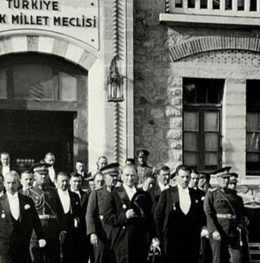 Mustafa Kemal Atatürk önderliğinde TBMM'nin açılışı, kurtuluş mücadelesinin en önemli safhalarından biri oldu 7 Mustafa-Kemal-Atatürk-önderliğinde-TBMM'nin-açılışı,-kurtuluş-mücadelesinin-en-önemli-safhalarından-biri-oldu
