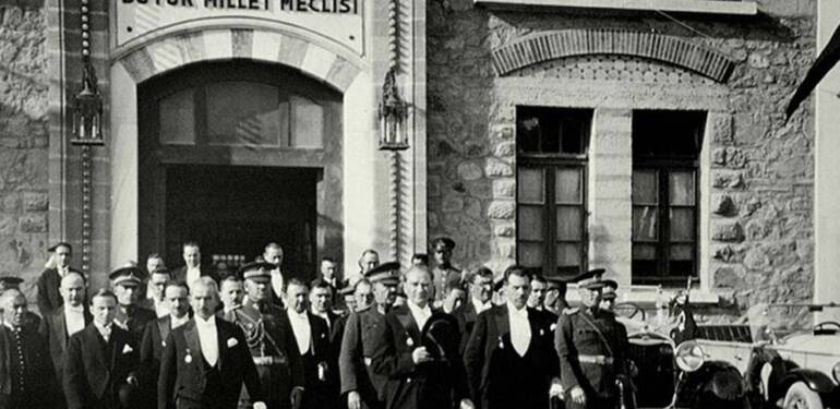 Mustafa Kemal Atatürk önderliğinde TBMM'nin açılışı, kurtuluş mücadelesinin en önemli safhalarından biri oldu 6 Mustafa-Kemal-Atatürk-önderliğinde-TBMM'nin-açılışı,-kurtuluş-mücadelesinin-en-önemli-safhalarından-biri-oldu