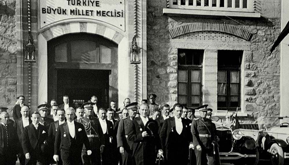 Mustafa Kemal Atatürk önderliğinde TBMM'nin açılışı, kurtuluş mücadelesinin en önemli safhalarından biri oldu