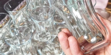 Sararan-çay-bardaklarını-çamaşır-suyu-kullanmadan-parlatın!-Bu-doğal-yöntem-hem-pratik-hem-de-sağlıklı
